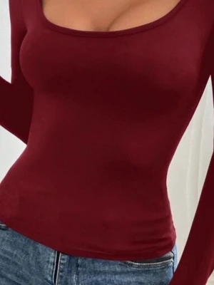 Bordeaux långärmad topp med rund hals - Snygg bordeauxfärgad långärmad topp med rundad, djup urringning. Figurnära passform och mjukt, stretchigt material som sitter skönt mot kroppen. Perfekt att matcha med jeans eller kjol för en trendig look.