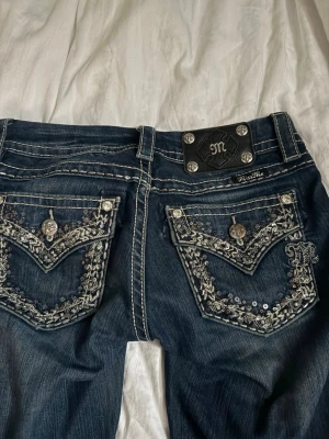 Miss Me jeans - Säljer ett par mörkblå Miss Me jeans i väldigt bra skick, har sprätt upp sömmen längst ner så dom skulle bli lite längre💗