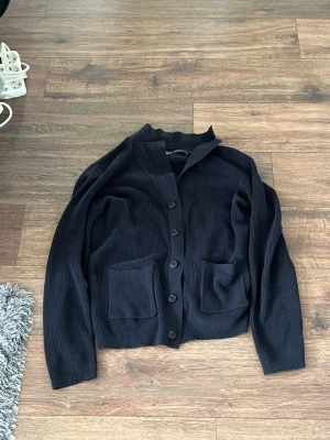 Blå kofta dressman - Blå kofta med knappar och fickor. Bra skick använd 3 gånger. Storlek L 