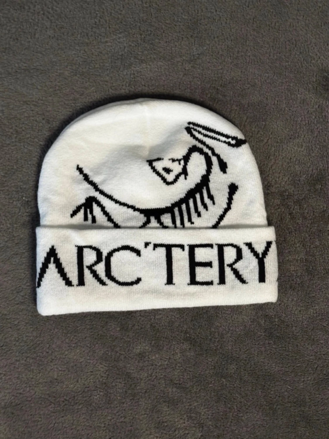 Vit mössa från Arc'teryx - 2