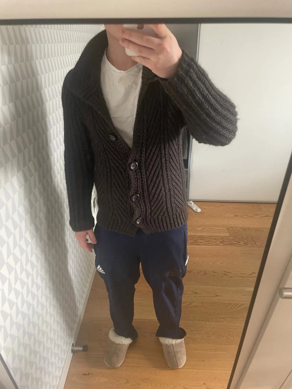 Mörkbrun stickad kofta med knappar