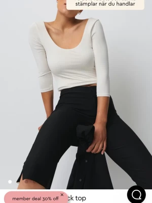 SÖKER DEN I XS/S !!!!!!!!! - Trendig vit croppad topp med djup rundringning och trekvartsärm. Snygg och enkel att matcha till olika outfits, perfekt för dig som gillar stilrena plagg med modern passform. SÖKER!!!!