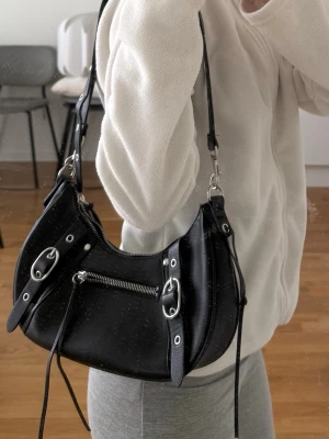 H&M väska - Säljs pga att den användes 1 gång och aldrig mer 🌸 Banden går att justera och om man vill ha fler bilder skickar jag gärna!