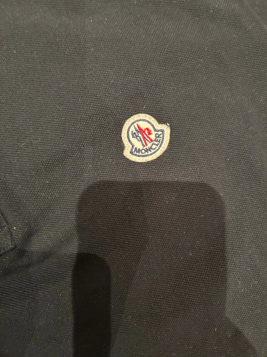 Riktigt snygg Svart pikétröja med rödvit kant - 2