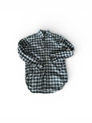 RL flanell skjorta  - Klassisk rutig skjorta från Ralph Lauren i blått, grönt och vitt. Skjortan har lång ärm, knappar framtill och en bekväm classic fit. Perfekt för dig som gillar tidlös stil och vill ha något som funkar till många olika looks.