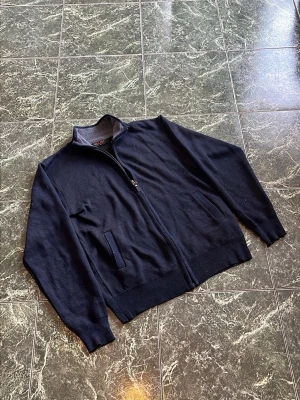 Kofta - En kofta i färg Mörk blå och ljusblå/grå. Storlek M. Mycket bra skick, ings defekter. Nypris runt 1000kr. Hör av dig vid flera frågor