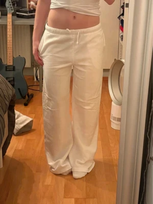 Mjukisbyxor H&M Divided - Säljer dessa snygga mjukisbyxor från H&M💕Storlek xxs, jag på bilderna är 160cm😊Kommer från djurfritt och rökfritt hem!