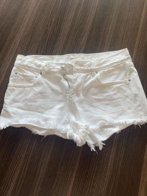 Korta vita jeansshorts - Vita lågmidjade shorts 
