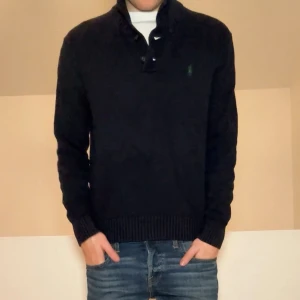 Ralph Lauren Half zip Cardigan - Säljer en sjukt fet mörkblå Half zip fast med knappar ifrån Ralph Lauren. Tröjan är i bra skick och sitter i strl M. Hör gärna av er vid frågor eller funderingar!!