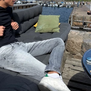 Dondup george grå - Säljer nu dessa sjukt snygga Dondups i modellen george Strl 31🤩 Byxan är i en sjukt fet tvätt som är silvergrå (en av de mest eftertraktade jeansen på marknaden). Jeansen är sparsamt använda, därmed ⭐️9/10 skick⭐️ Vid minsta lilla fråga hör av er😄