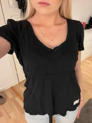 Odd Molly Svart tröja  - Jättefin Odd Molly tröja i bra skicka! Så enkel att stylea! Skulle tro det är storlek S men lite oklart att se i bak. Säljer för 149 kr då den inte kmr till användning längre!✨✨