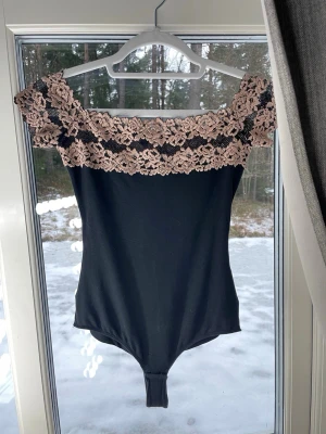 Svart body - LIMITED EDITION! Unik och svår att få tag på!Snygg svart väldigt populär Pretty Flowers offshulder body från Intimissimi. Storlek S, passar även XS. Som ny, använd 1 gång!