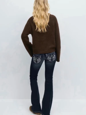 Mörkblå bootcut jeans med broderi - Snygga mörkblå bootcut jeans med kontrastsömmar och broderade bakfickor i vitt och grått. Jeansen har låg midja och utsvängda ben, perfekt för en trendig look. Materialet är klassisk denim med stretch för extra komfort.