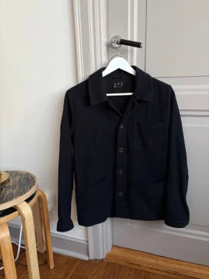 Svart overshirt med fickor - Tja, säljer denna asket wool overshirt i navy blue och storlek xs. Nypris 2400. Inte särskilt använd utan i mycket gott skick. Hör av er för fler frågor. Mvh Charlie