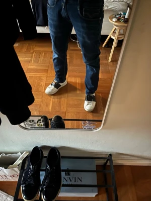 Mörkblå straight jeans från replay - Snygga mörkblå jeans från replay. W31 L30 och 93 cm i längd samt 43 cm i bredd! Fint skick och inga hål någonstans!