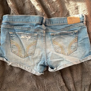 Lågmidjade Hollister jeansshorts  -  lågmidjade jeansshorts från Hollister. 