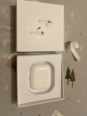 Apple AirPods 3 med MagSafe-laddningsetui - Säljer ett par vita Apple AirPods med MagSafe-laddningsetui. Trådlösa in-ear-hörlurar med stilren och kompakt design. Perfekta för musik, samtal och smidig laddning via MagSafe. Levereras i originalförpackning.