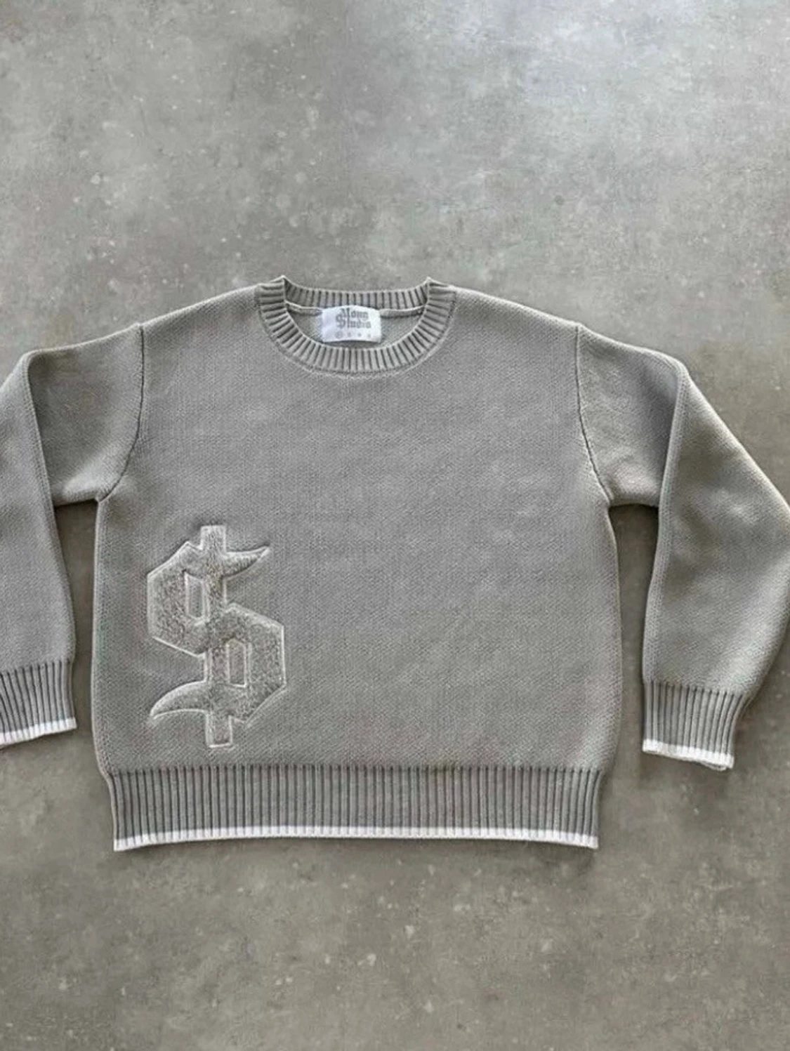 Grå stickad tröja med text - 1