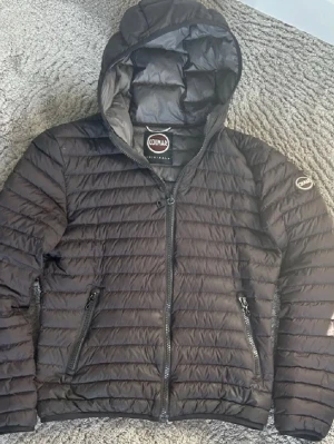 Colmar jacka  - Jackan är i fint skick fast den har ett jättelitet hål längst fram på vänster armen. Trots det är så den i fint skick. 