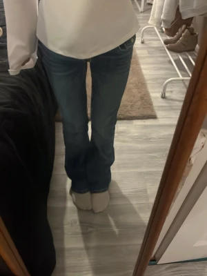 Blå bootcut jeans från Gina Tricot  - Snygga blå bootcut jeans med broderad bakficka och dekorativ knappdetalj. Jag älskarrrr verkligen de här jeansen men jag har max använt de två gånger, för jag glömde att jag hade dem. Så nu hoppas jag att någon annan kan få användning av de!!❤️