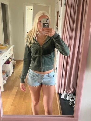 Grön velour hoodie från Juicy Couture - Superskön juicy couture hoodie som tyvärr inte passar mig längre. Materialet är så lent att jag bara smälter. Nypris 1300 men kan förhandla mig lite. 