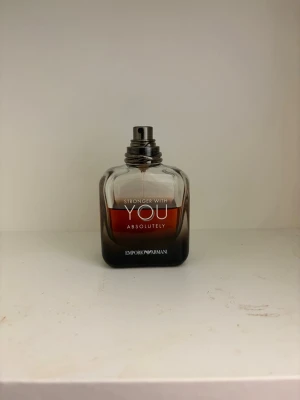Emporio Armani Stronger With You - Emporio Armani Stronger With You Absolutely är en elegant parfym i en stilren glasflaska med mörkbrun och bärnstensfärgad ton. Flaskan har rundade former och metallisk spraytopp. Doften är modern och passar dig som gillar exklusiva parfymer.