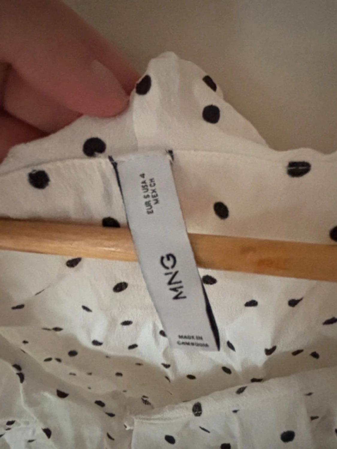 Vit prickig croppad blus från MNG - 1