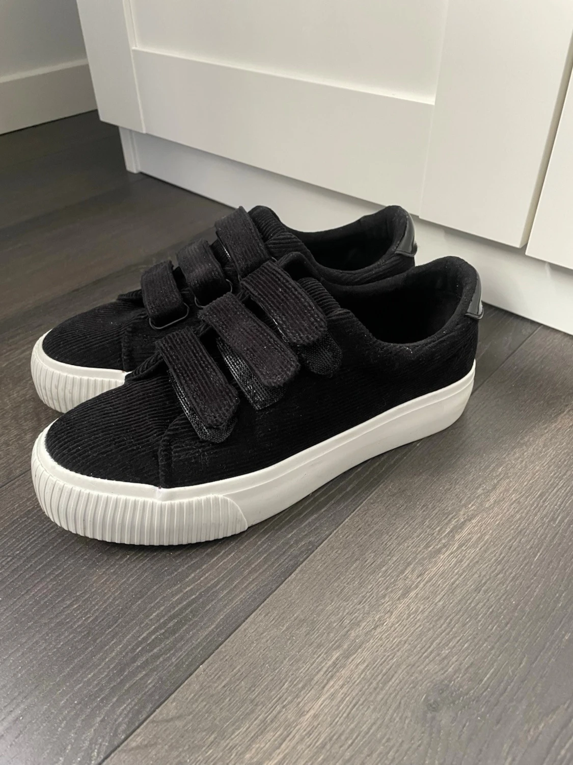 Svarta sneakers med kardborreband - 1