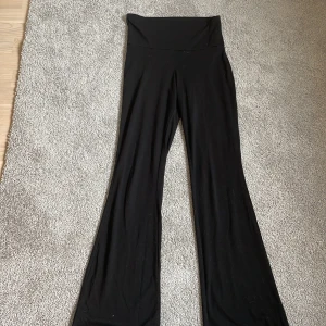 Svarta youga pants från H&M - Svarta youga pants från H&M. Dom är low waist och bootcut. De har inga tecken på användning.Säljer pågrund av att jag inte använder.💕