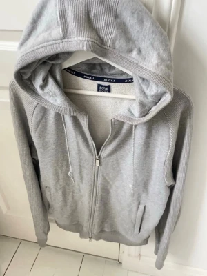 Boggi Milano stickad hoodie  - Tjena säljer en stickad snygg grå hoodie som är köpt på Plick men som tyvärr inte passade mig. Jag är runt 188 lång så skulle rekommendera mellan 175-180/183 kanske*Jättelitet hål i ena ärmen på sista bilden, märks inte av över huvudtaget 🙏🏼 Hör av er vid frågor!