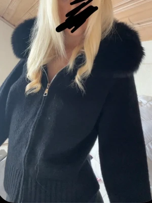 Alessa fur jacket  - Säljer min fina kofta från alessa för den är lite för liten på mig tycker jag! Den är i xs och sitter som xs💕
