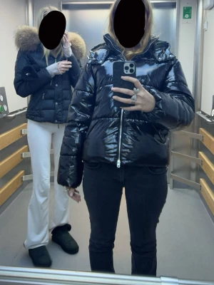 Jacka - Säljer nu min glansiga pufferjacket från Nelly, i storlek M, sitter snyggt och inga tydliga defekter förutom att knaparna vid fickorna har lossnat men jag se ringa problem med det, allt jag har i fickorna stannar kvar. Vid snabbt köp kan jag gå ner i pris