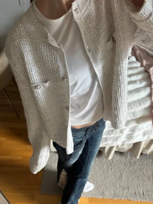 Vit bouclékofta med pärlknappar - Så så fin lite festligare kofta. Använd en gång.💞