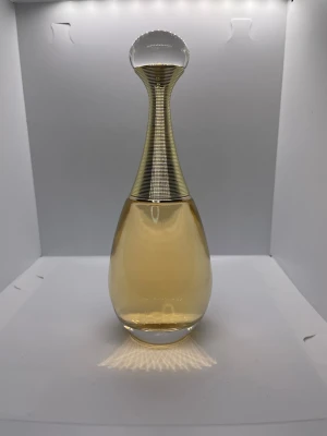 Dior J'adore Eau de Parfum - Helt oanvänd 100ml dam parfym. Vid frågor är det bara och fråga. Priset är aldrig hugget i sten Svarar inom 8h Paket erbjudanze är möjligt