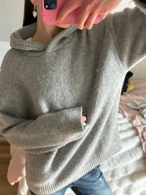 Grå stickad hoodie - JÄTTE MJUK stickad hoodie, inte alls sticksig! Jätte varm och gosig!