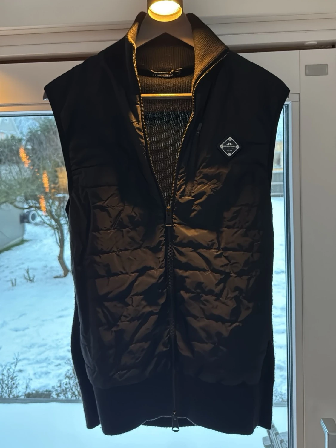 Svart dunväst från J.LINDEBERG