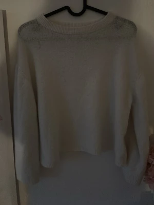 Vit stickad tröja - PRIS KAN DISKUTERAS! Mysig vit stickad tröja från 157 med rund halsringning och ribbade muddar. Tröjan har en enkel och clean design som passar perfekt till jeans eller kjol. Materialet känns mjukt och fluffigt, vilket gör den extra skön att bära.