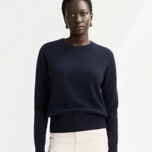 Soft goat Kashmir tröja - Soft goat tröja i Kashmir super fin och passar till allt! Tecken på användning samt hål i ena armen (se bild 4) ny pris ca 2700kr från märket soft goat!