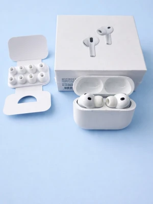 AirPods Pro 3 ANC - Snygga Apple AirPods Pro 3 ANC med laddningsetui. Trådlösa hörlurar med aktiv brusreducering och hög ljudkvalitet. Fodralet och hörlurarna är i fint skick, inga synliga repor eller skador. Perfekt för musik, samtal och träning. Levereras i originalförpackning. Om man skulle bli missnöjd med sitt köp så får man skicka tillbaka och antingen få ett par helt nya eller pengarna tillbaka!