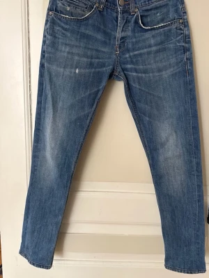 DonDup jeans  - Säljer ett par feta blåa DonDup med lite slitningar pris är inte hugget i sten hör av dig om du har någon fråga.
