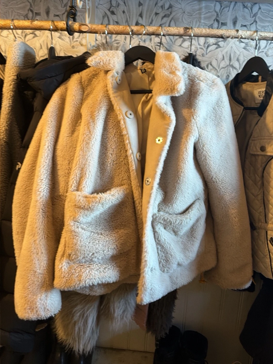 Beige teddyjacka med stora fickor