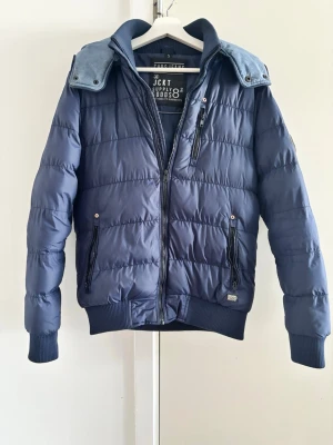 Cars Jeans Jacka - Säljer en jacka från Cars Jeans i Strl S. Mycket varm och bekväm och i mycket bra skick.