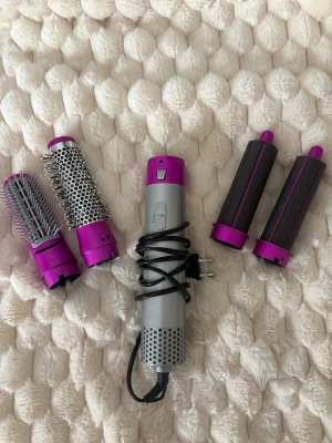 Grå och rosa dyson - Dyson i grå och rosa färg. Använd skick men fungerar bra och är perfekt för dig som vill ha en kvalitetsprodukt till bra pris. Snabb affär prioriteras, pris kan diskuteras 🤍💗