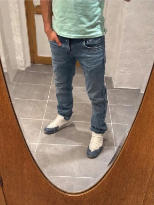 Replay jeans  - Ett par snygga byxor från replay i storlek W30 L32 i modellen Anbbas 