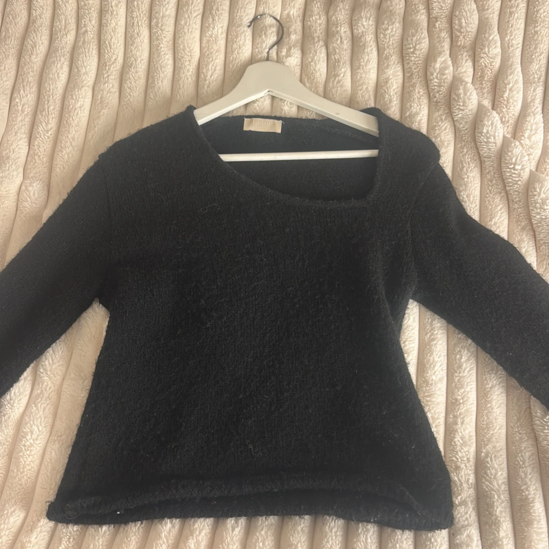 Svart stickad tröja med asymmetrisk hals - 1