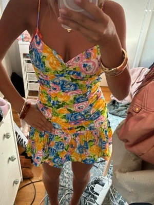 Färgglad blommig sommarklänning - Supersöt kort klänning med blommigt mönster från Zara! Storlek S