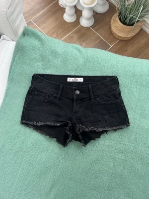 Hollister lågmidjade jeansshorts  - Ett par shorts från Hollister i storlek W23, vilket motsvarar en vanlig XXS. Rakt över midjemått: ca 34cm. Gren: 17cm. Jag fraktar inom 24h, frakt med PostNord prioriteras. Se liknande plagg i min profil!