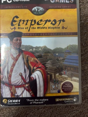 Emperor: Rise of the Middle Kingdom – PC, 1 CD + originalbox (lite skadad) - Säljer Emperor: Rise of the Middle Kingdom till PC. 	•	1 CD-skiva 	•	Originalbox (lite skadad) 	•	Kod finns på boxens insidaSkivan fungerar på PC. ⚠️ OBS: PC-version, fungerar ej på konsol.  📦 Frakt: Mellanstorlek paket 💰 Pris: 65 kr