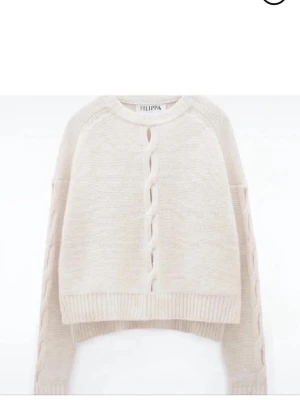  stickad tröja Filippa K - Säljer en stickad tröja från Filippa K, jätte vacker, har en liten fläck(se bild 4) och lite smink på insidan av tröjan som man inte ens märker💕 