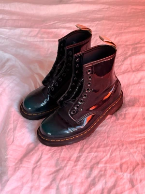 Svarta lackkängor från Dr. Martens - Säljer ett par grön/ turkosa kängor från Dr. Martens i glansigt lackmaterial. Knappt använda. Superfina men kommer inte till användning. Unika!😊⭐️⭐️⭐️